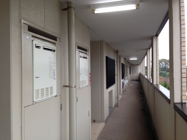 マンションの廊下に設置された給湯器